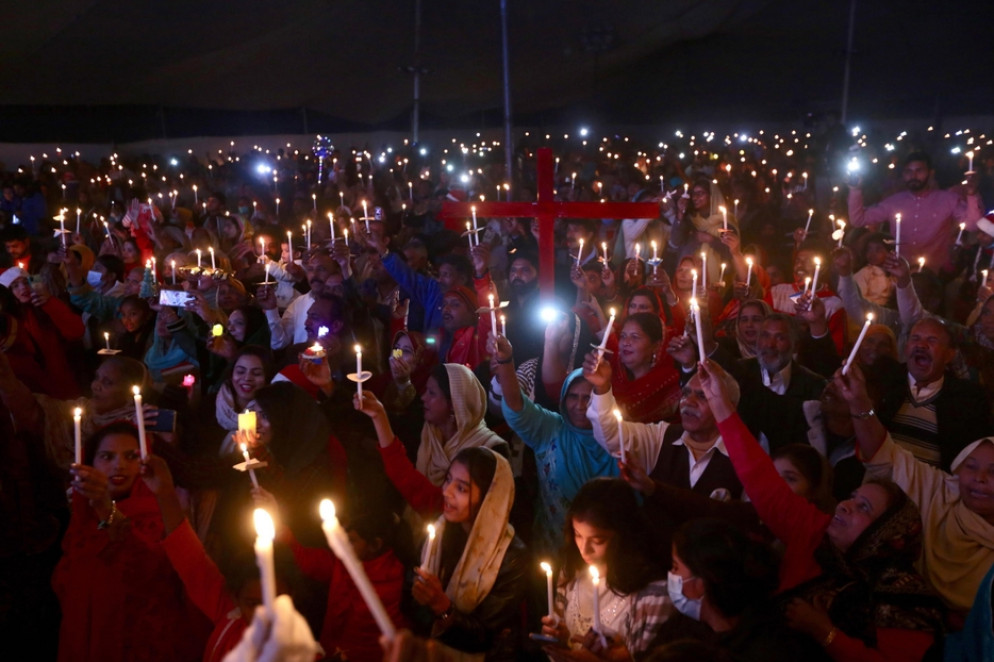 Un gruppo di cattolici in preghiera a Lahore - Ansa