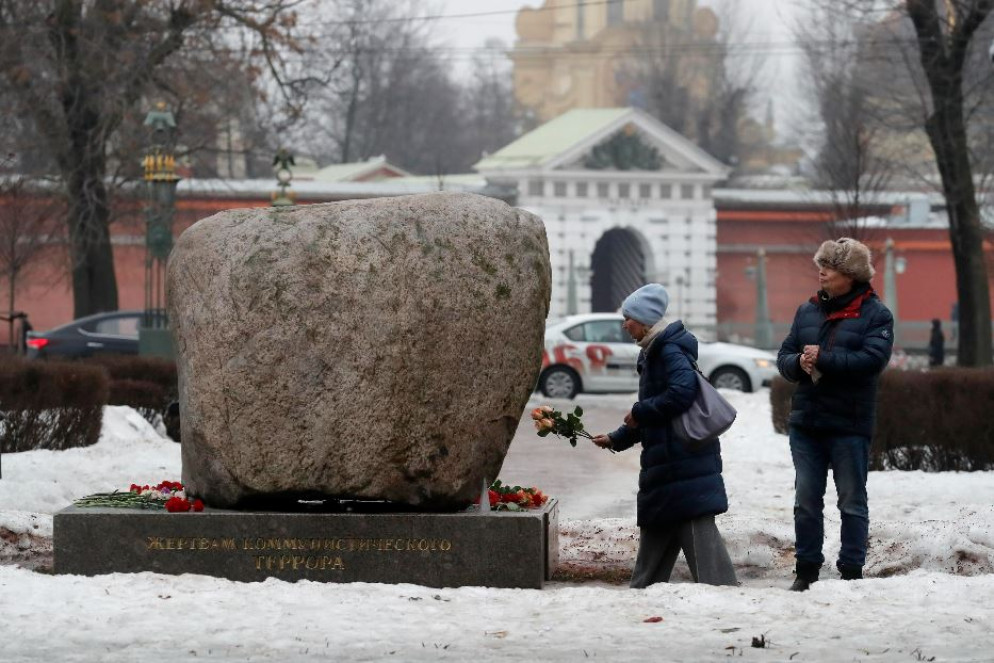 Due russi depongono fiori per Alexeij Navalny vicino al memoriale dei prigionieri politici a San Pietroburgo. Nonostante il clima di terrore, la gente non rinuncia a rendere omoggio al più forte oppositore di Putin - ANSA