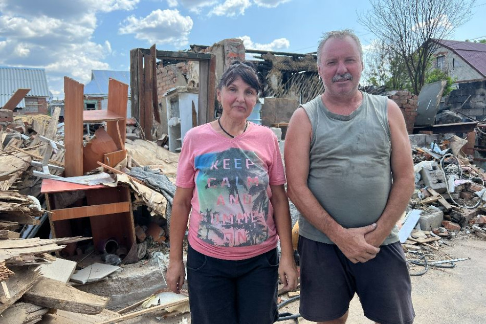 A Tsyrkuny la famiglia Ivanenko davanti alla loro casa bombardata dall'esercito russo che è stato fermato a dieci chilometri - Gambassi
