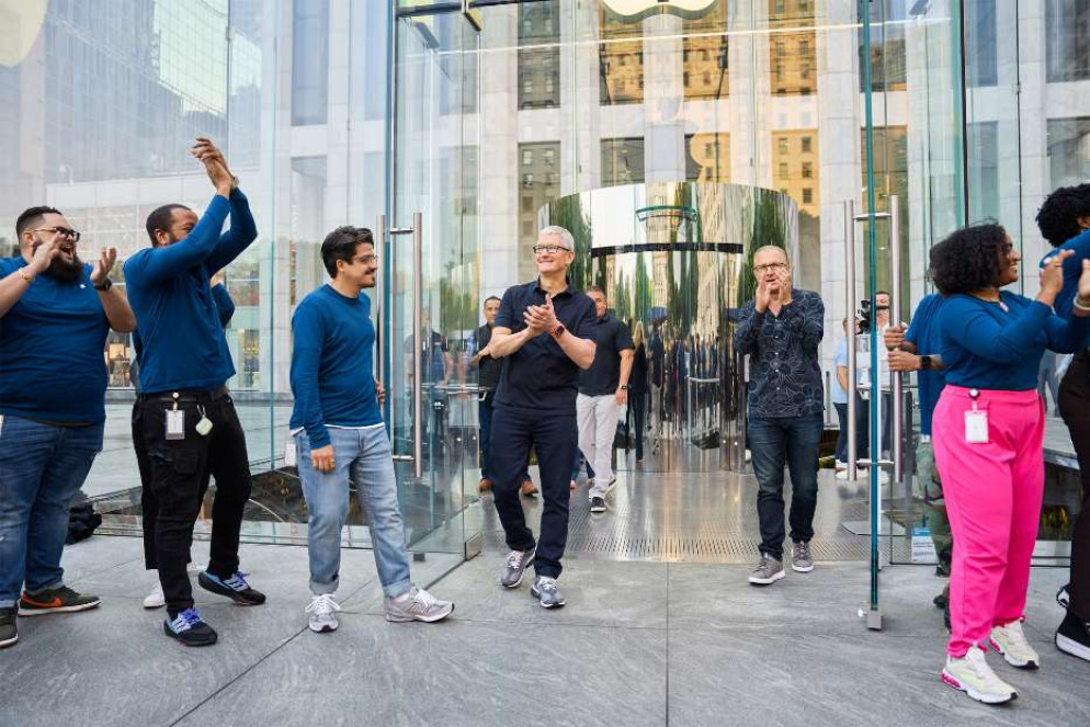 Tim Cook, ceo di Apple, al negozio Apple di New York saluta dipendenti e clienti nel primo giorno di vendite dell'iPhone 14, lo scorso 16 settembre - Apple