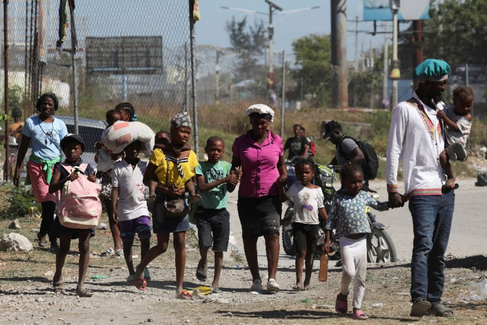 Ad Haiti 300mila persone hanno dovuto lasciare le proprie abitazioni per gli scontri tra bande criminali - Reuters