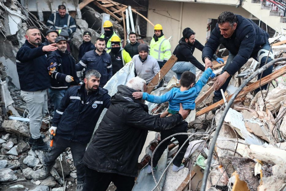 Il piccolo Yigit Cakmak, 8 anni, è stato estratto vivo dalle macerie ad Hatay dopo quasi 52 ore. Appare in buone condizioni - Ansa