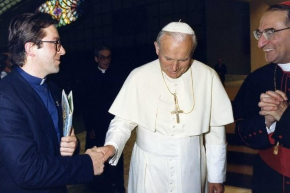 Un giovane don Duilio Corgnali con Giovannni Paolo II e l'arcivescovo di Udine Alfredo Battisti - .