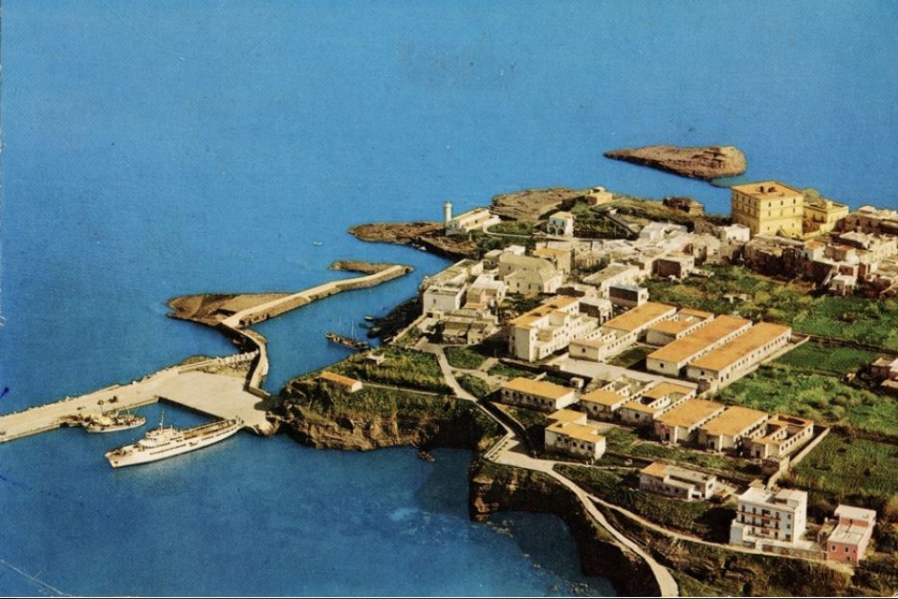 Una rara foto di fine anni '60: i casermoni della cittadella confinaria prima dell'abbattimento - Archivio di Stato - LT