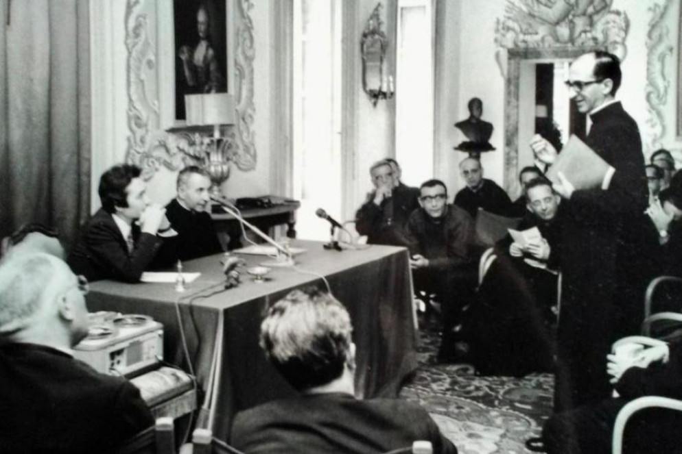 Don Michele (in piedi) a Urio negli anni Sessanta durante un convegno teologico con relatore l'allora cardinale Albino Luciani e moderatore Cesare Cavalleri - .