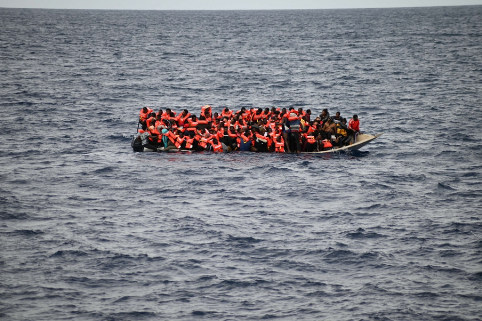 Durante una difficile operazione di ricerca e soccorso nel Mediterraneo centrale, a circa 30 miglia dalle coste libiche, le équipe di Medici Senza Frontiere (MSF) a bordo della nave Geo Barents hanno trovato ieri dieci persone decedute sul fondo di un'imbarcazione di legno stracarica di persone - ©Candida Lobes / MSF
