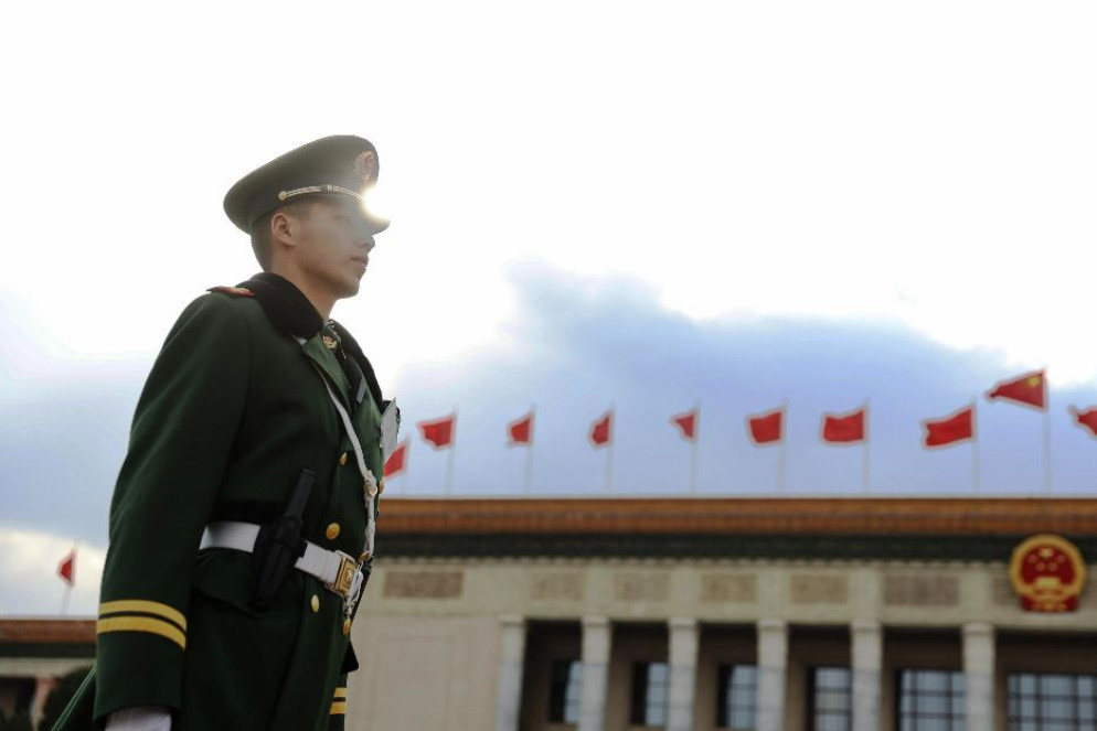 Un militare cinese davanti alla Grande sala del popolo a Pechino - ANSA