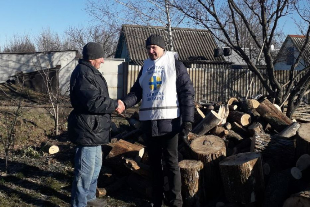 La "legna solidale" portata dai volontari Caritas nei villaggi intorno a Kharkiv dove si vive senza elettricità, gas e acqua potabile - Avvenire / Caritas di Kharkiv