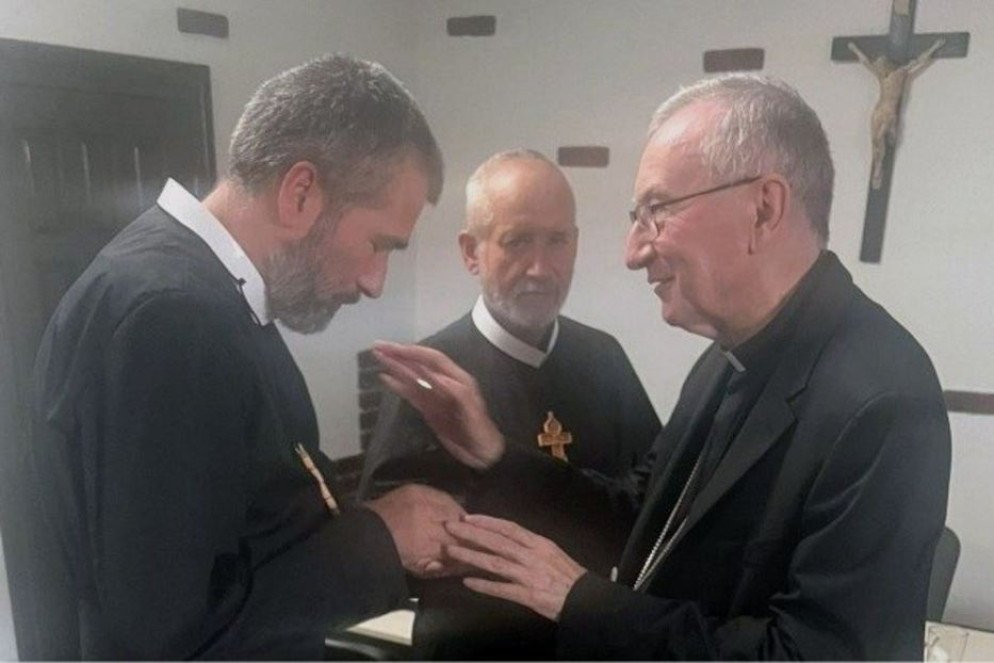 Il cardinale Pietro Parolin incontra i due religiosi redentoristi tenuti prigionieri dai russi: Bohdan Geleta (al centro) e Ivan Levitskyi (a sinistra) - Vatican Media