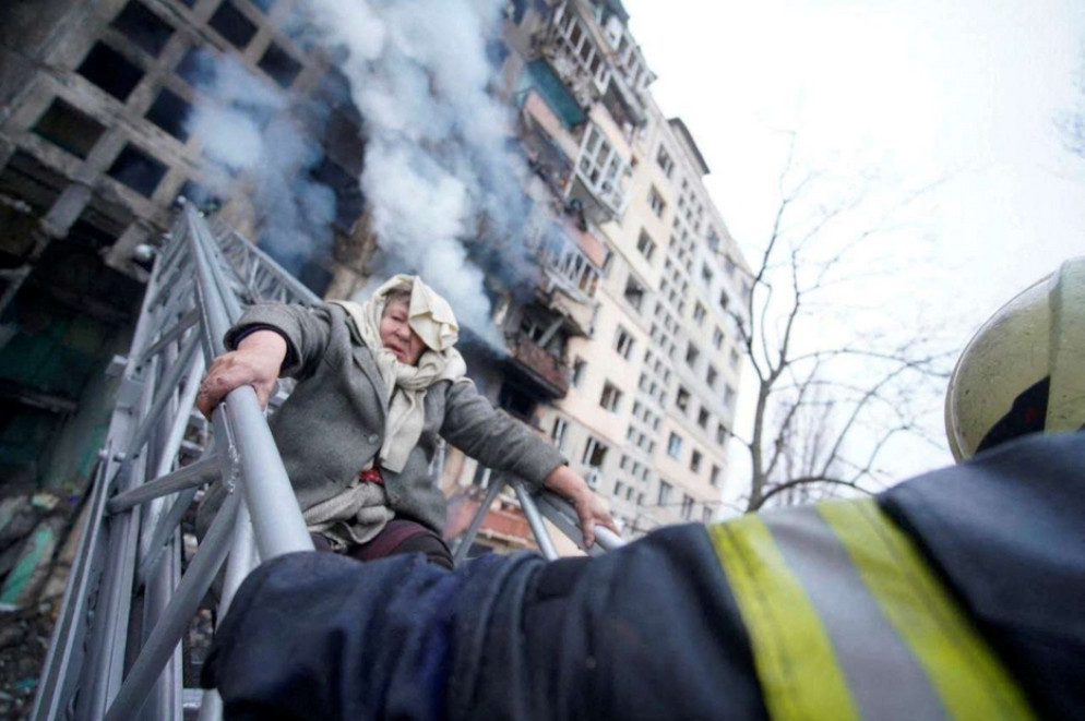 Salvataggio in un condominio colpito da un missile a Kiev, 14 marzo - Reuters / Press service of the State Emergency Service of Ukraine