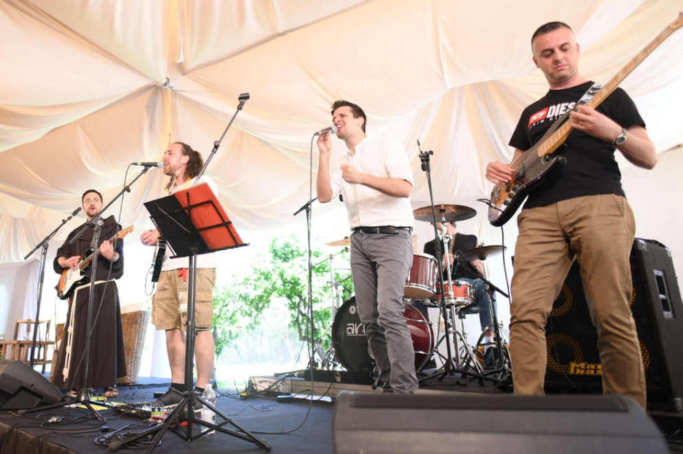 Lorenzo Belluscio e la sua band eseguono al convegno l'inno del trentennale della Giornata mondiale del Malato "Custodi dell'umanità" - Foto Carla Picciau