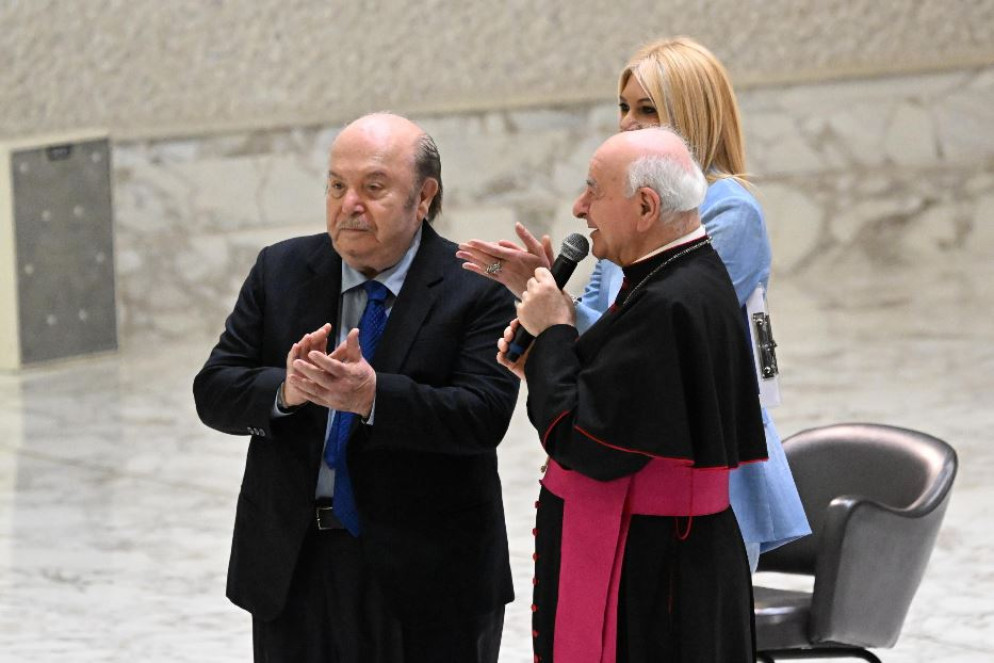 Lino Banfi (qui con monsignor Paglia) ha dedicato una filastrocca al Papa - Ansa