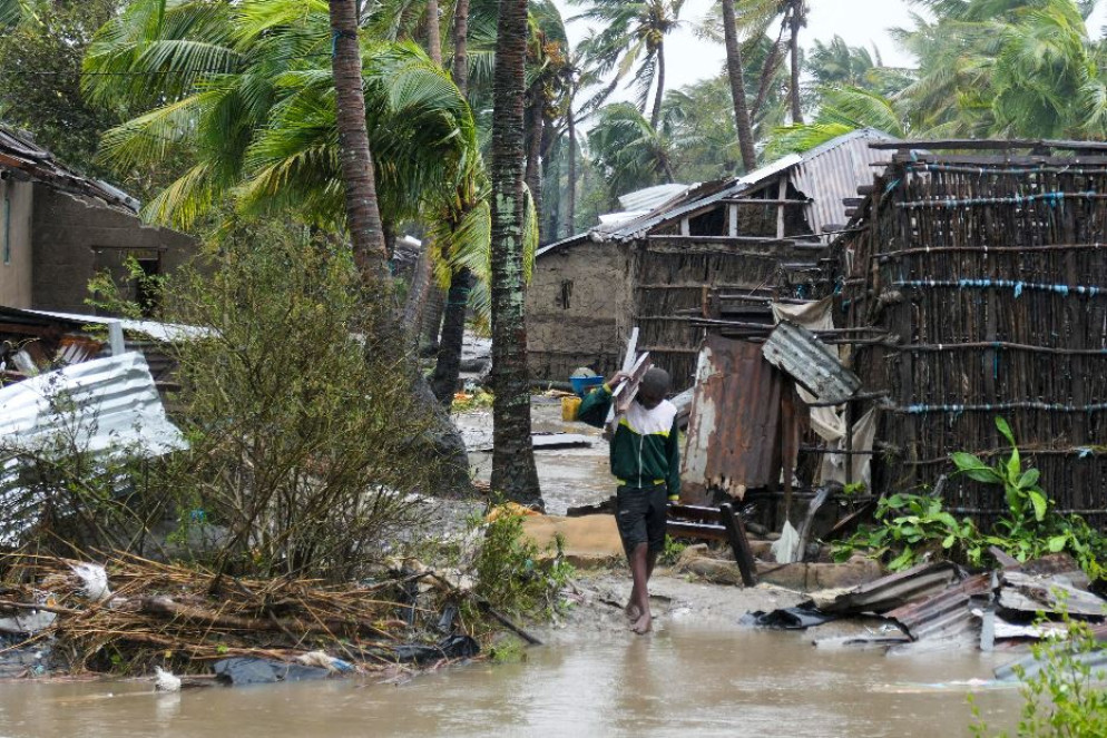 Un uomo raccoglie legna a Quelimane, in Mozambico, poche ore prima dell'impatto del ciclone sulla terraferma - Reuters