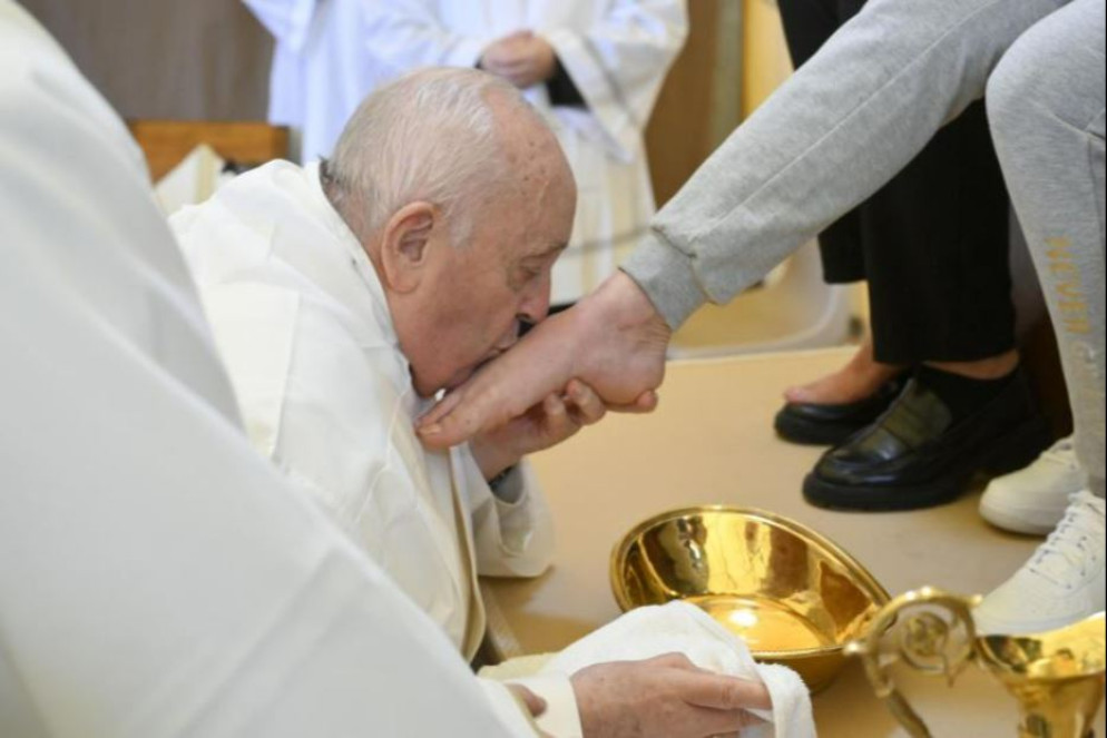 Il Papa lava i piedi alle detenute di Rebibbia per il Giovedì Santo - Vatican Media/Ansa