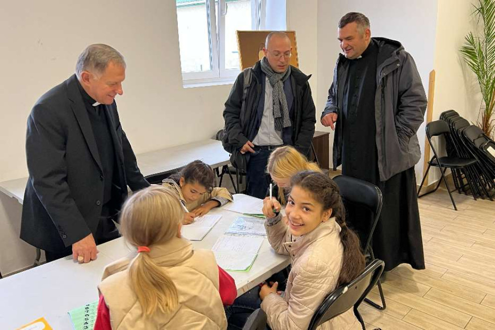 La scuola per i bambini sfollati voluta da don Grzegorz Draus nella parrocchia di San Giovanni Paolo II a Leopoli - Gambassi