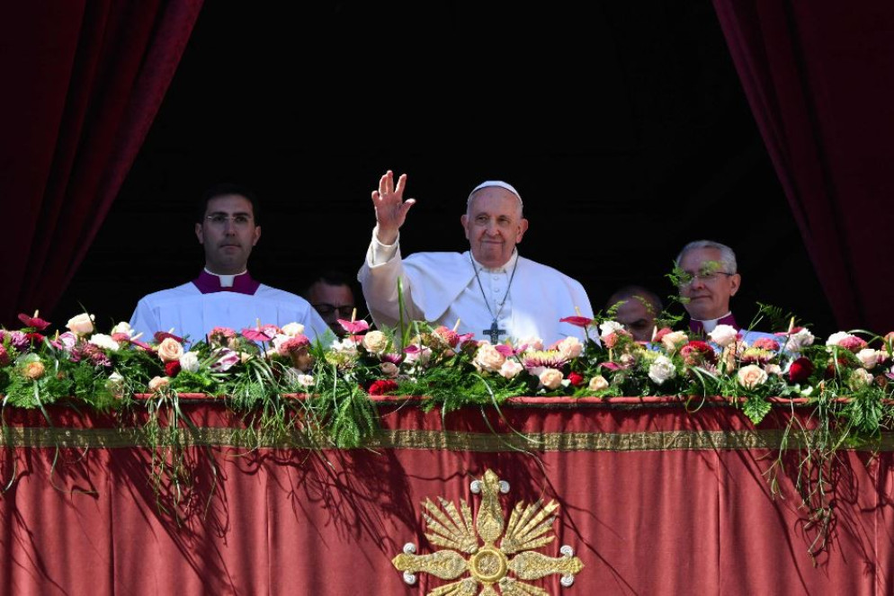 Papa Francesco impartisce la benedizione Urbi et orbi dalla Loggia di San Pietro - ANSA