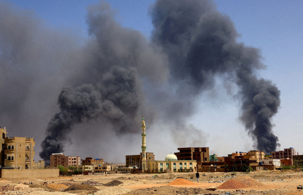 Il fumo si alza dalla periferia della capitale sudanese Khartum - Reuters