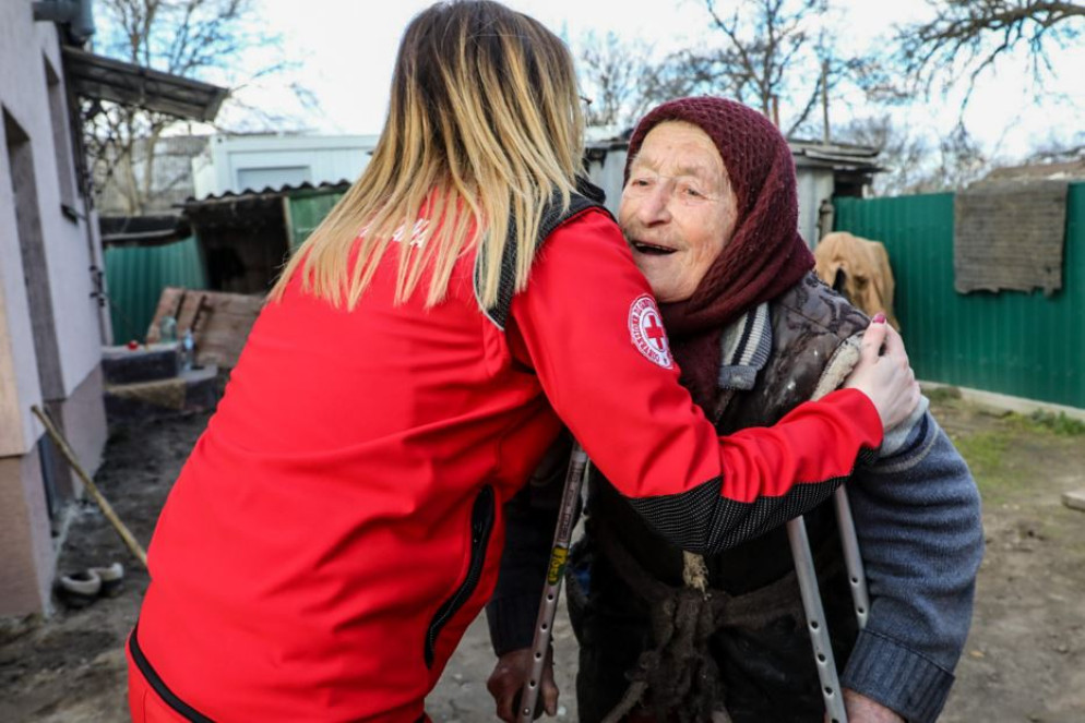 Una volontaria di Croce Rossa Italiana in Ucraina