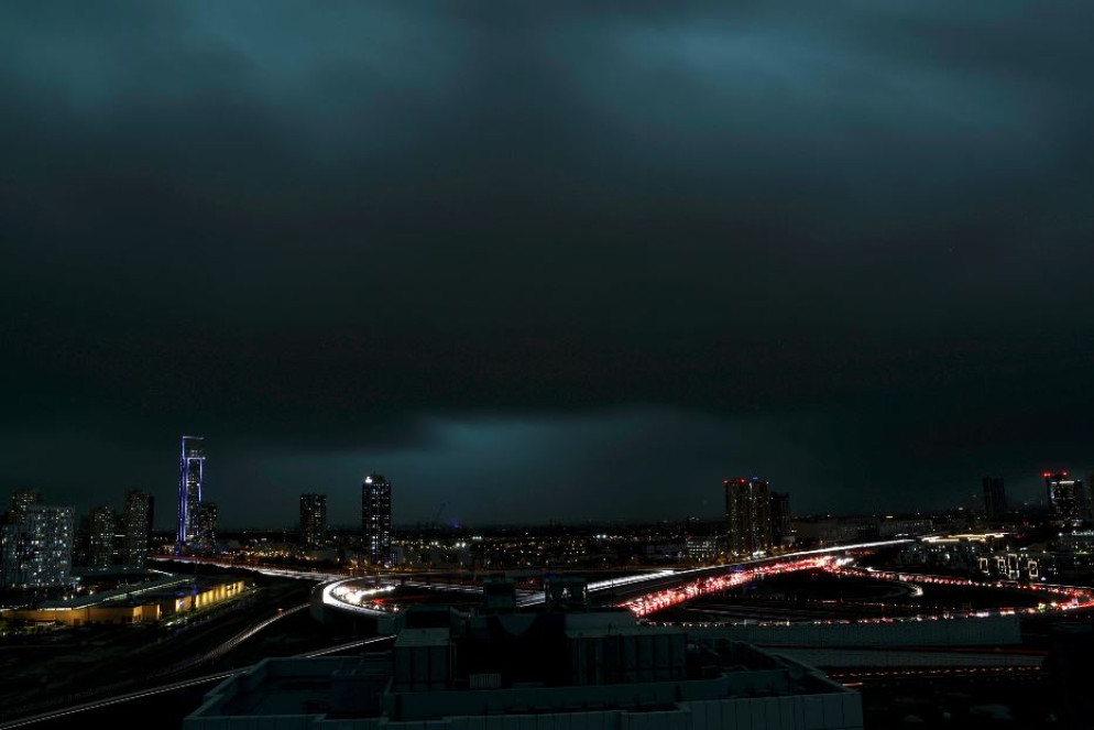 Nubi cariche di pioggia torrenziale, nei giorni scorsi, sullo skyline di Dubai - Ansa