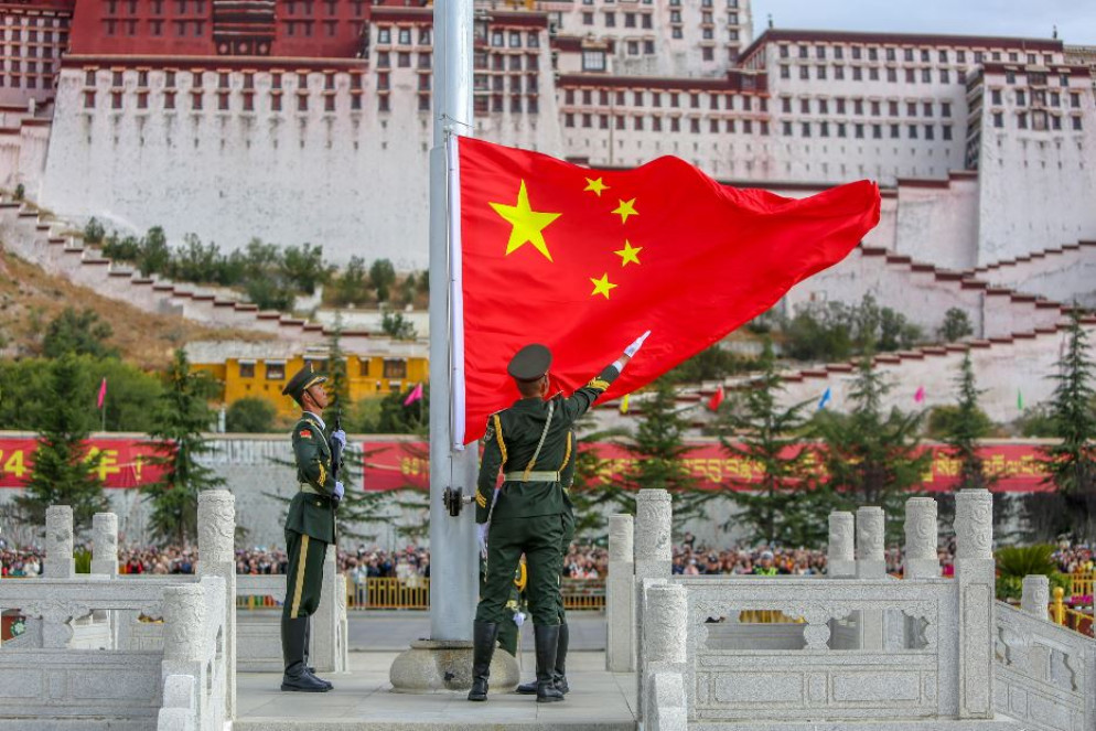 Cerimonia dell'alzabandiera nella piazza del Palazzo del Potala a Lhasa - ANSA