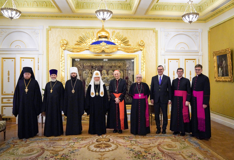 Un momento dell'incontro tra il cardinale Zuppi e il patriarca Kirill - Reuters