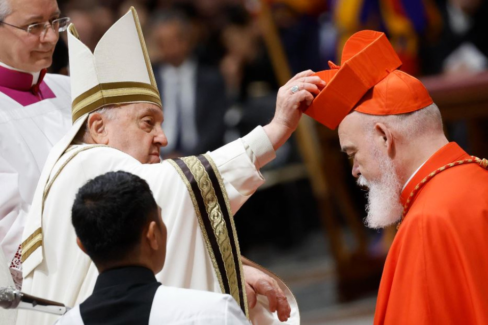 Il neo-cardinale Dominique Mathieu, arcivescovo di Teheran, riceve la berretta da papa Francesco - Ansa