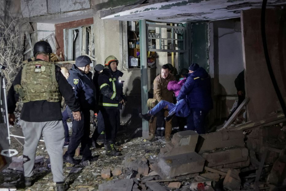 Soccorritori e vigili del fuoco estraggono i feriti dal condominio di Kharkiv bombardato dai russi nella notte - Reuters
