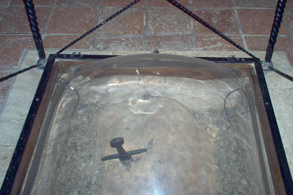 Eremo di Montesiepi, la teca con la spada nella roccia - © Alexmar983 - Wikimedia Commons