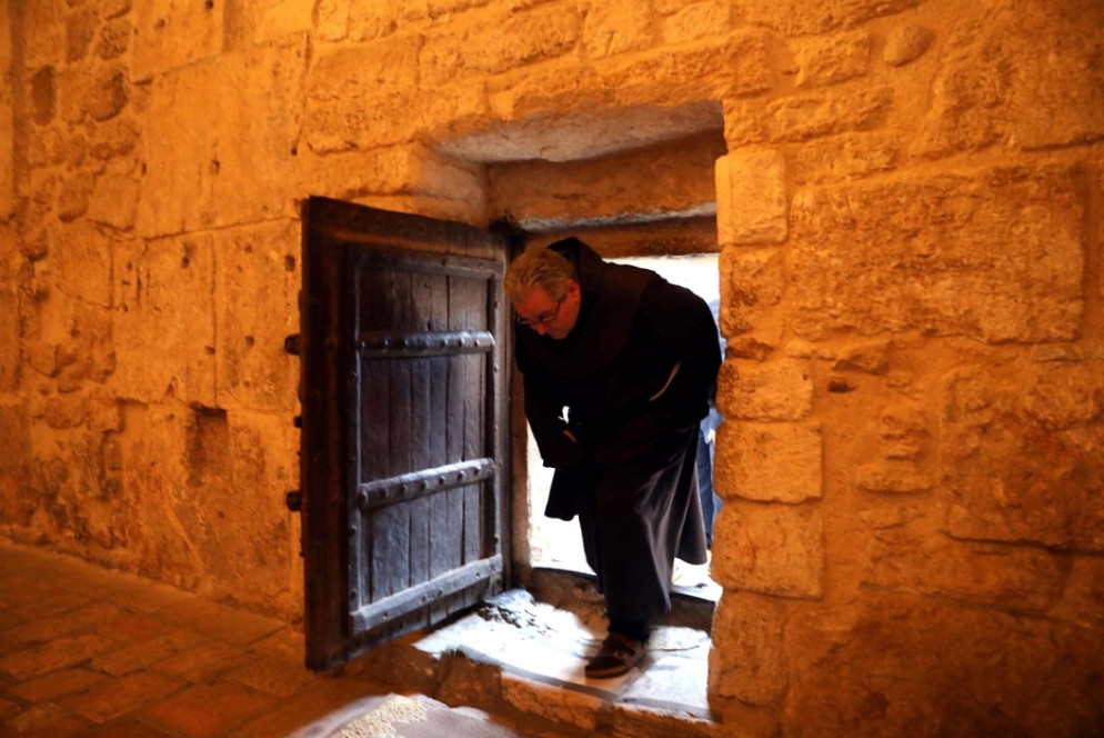 Padre Patton attraversa la Porta dell'umiltà alla Basilica della Natività - Ansa