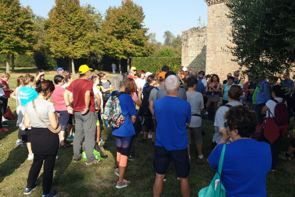 Pellegrini alla Pieve di San Michele, lungo la Via Romea Germanica Imperiale - Foto Apt Servizi - Dario Bondi