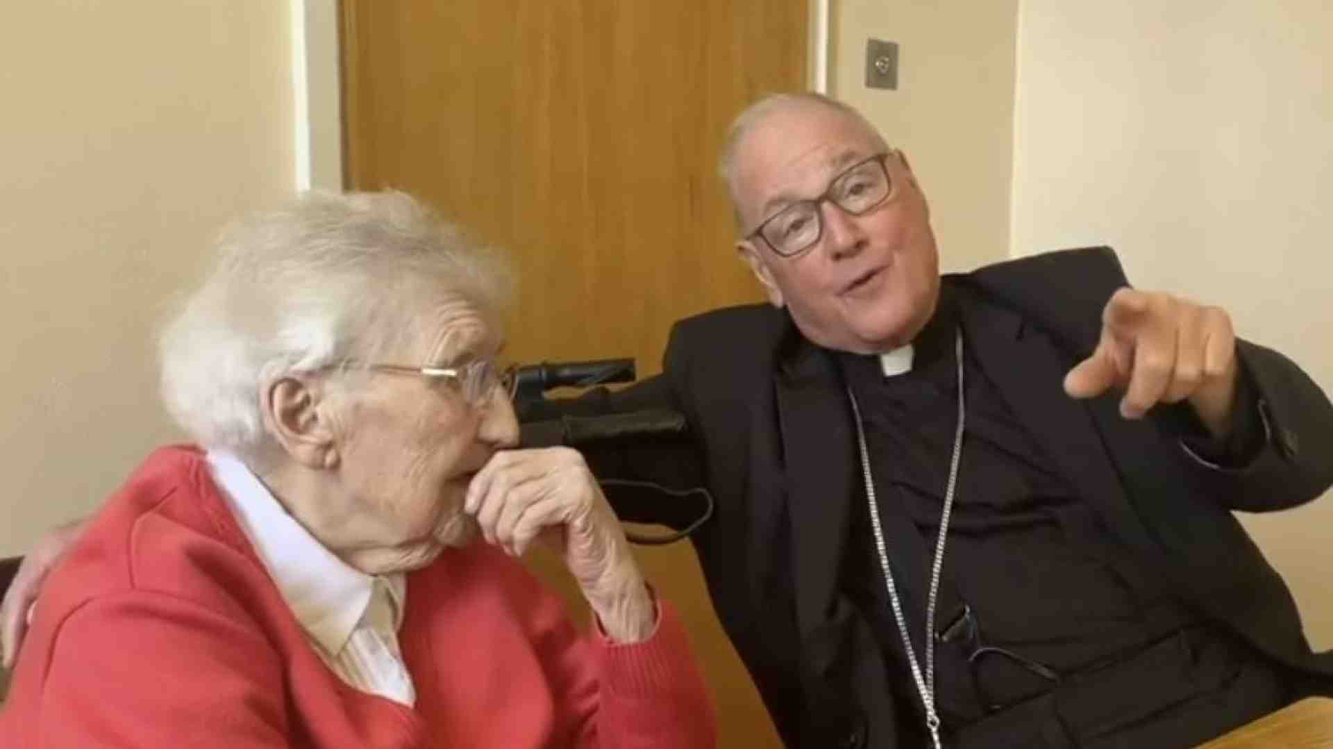 Immagine di L'omaggio del cardinale Dolan alla suora centenaria sua «madre spirituale»
