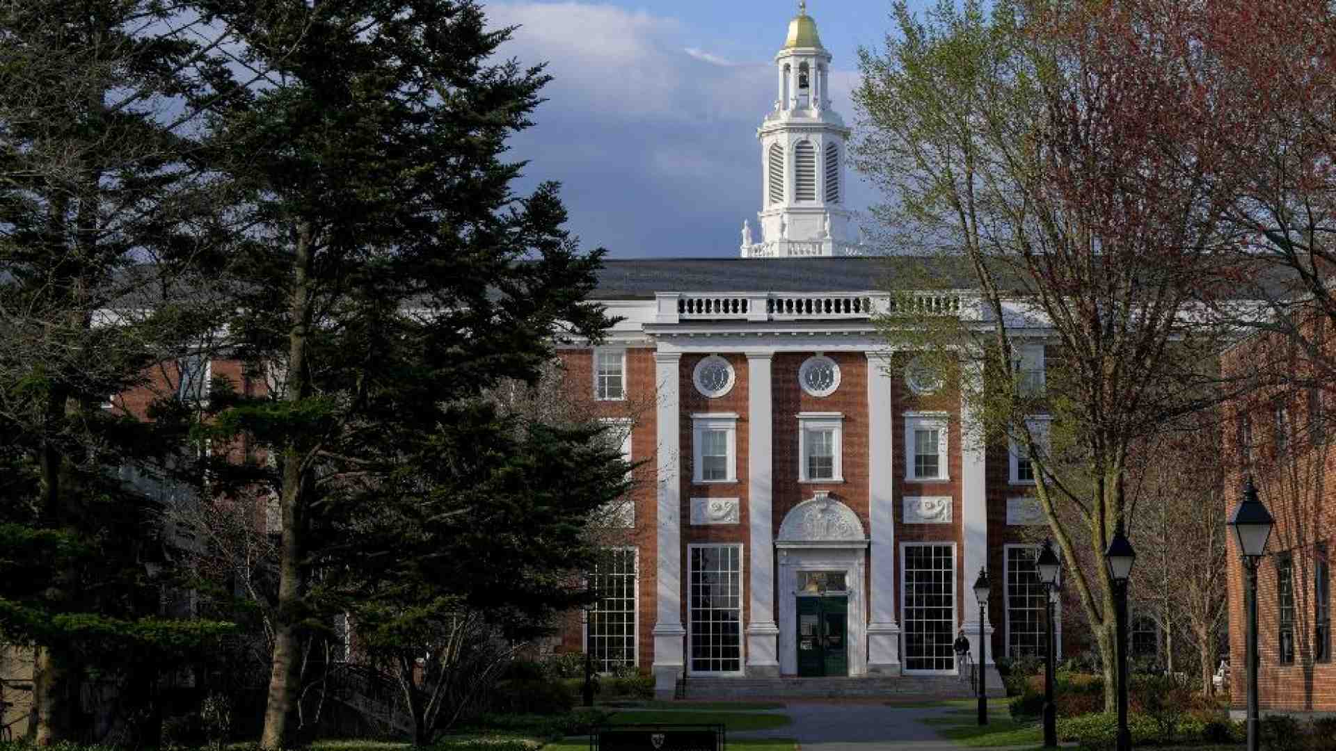 Immagine di Trump vieta a Harvard l'iscrizione di studenti stranieri. L'ateneo: «Illegale»
