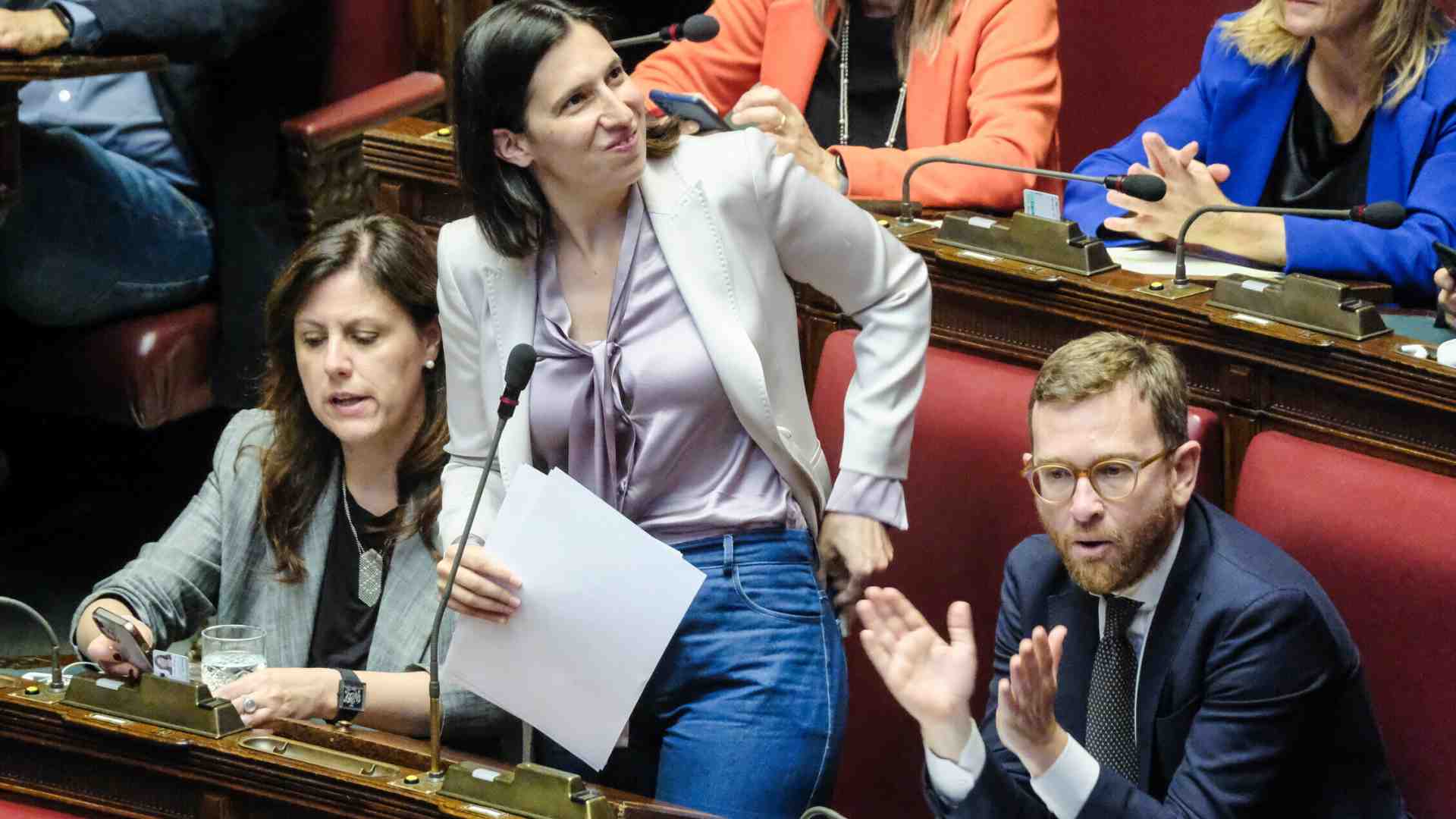 Immagine di Le primarie Schlein-Conte si fanno su Gaza. Retorica, kefiah, e alla fine vince Crosetto che sembra Churchill