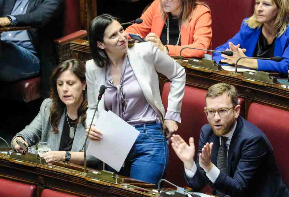 Le primarie Schlein-Conte si fanno su Gaza. Retorica, kefiah, e alla fine vince Crosetto che sembra Churchill