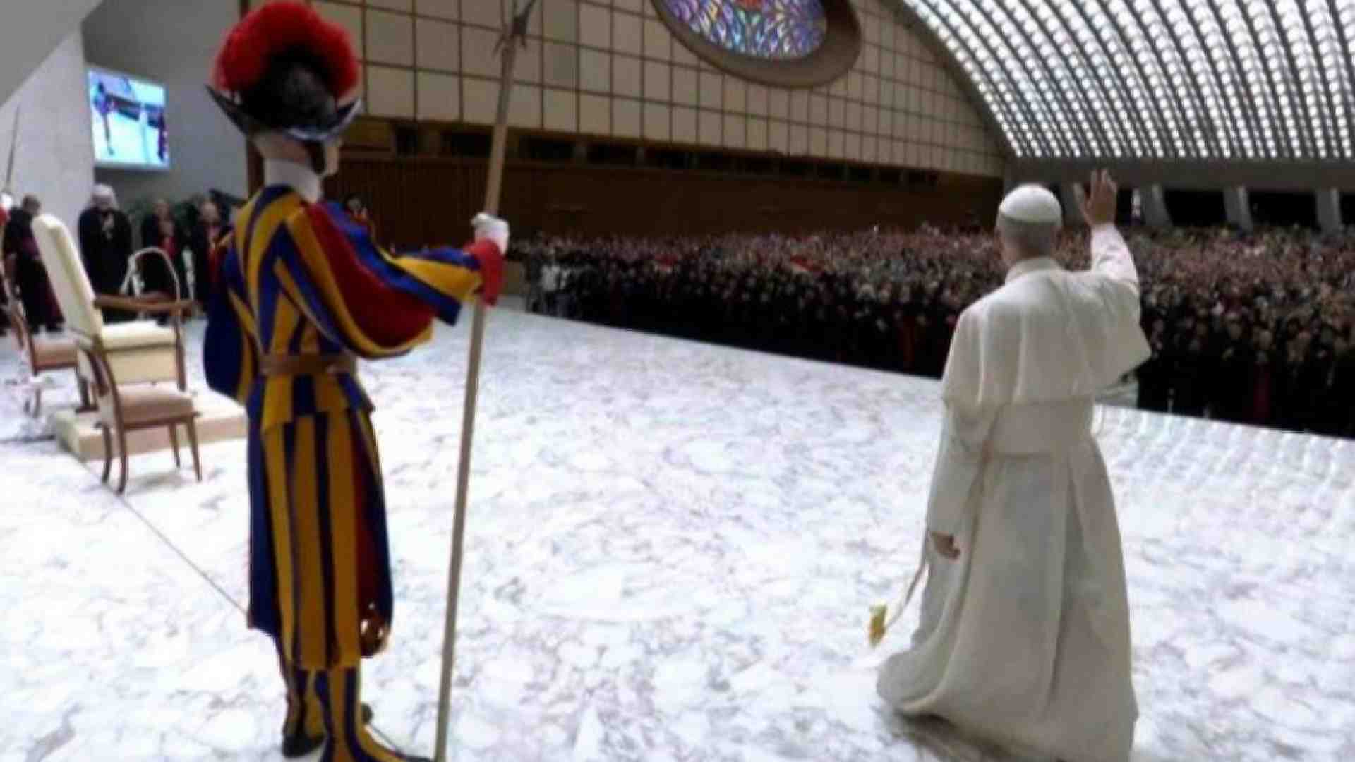 Immagine di Dal Papa jazzista al motivatore delle guardie svizzere: le bufale su Leone XIV