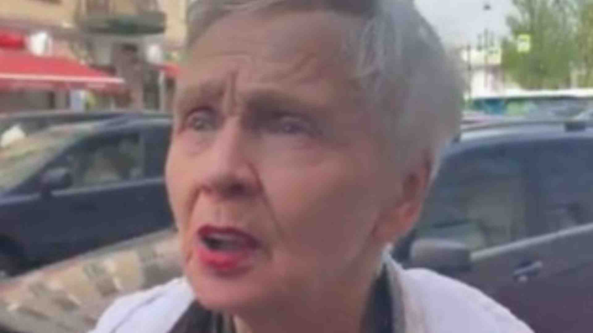 Immagine di 84enne condannata per un cartello "no alla guerra". Ricoperta di fiori