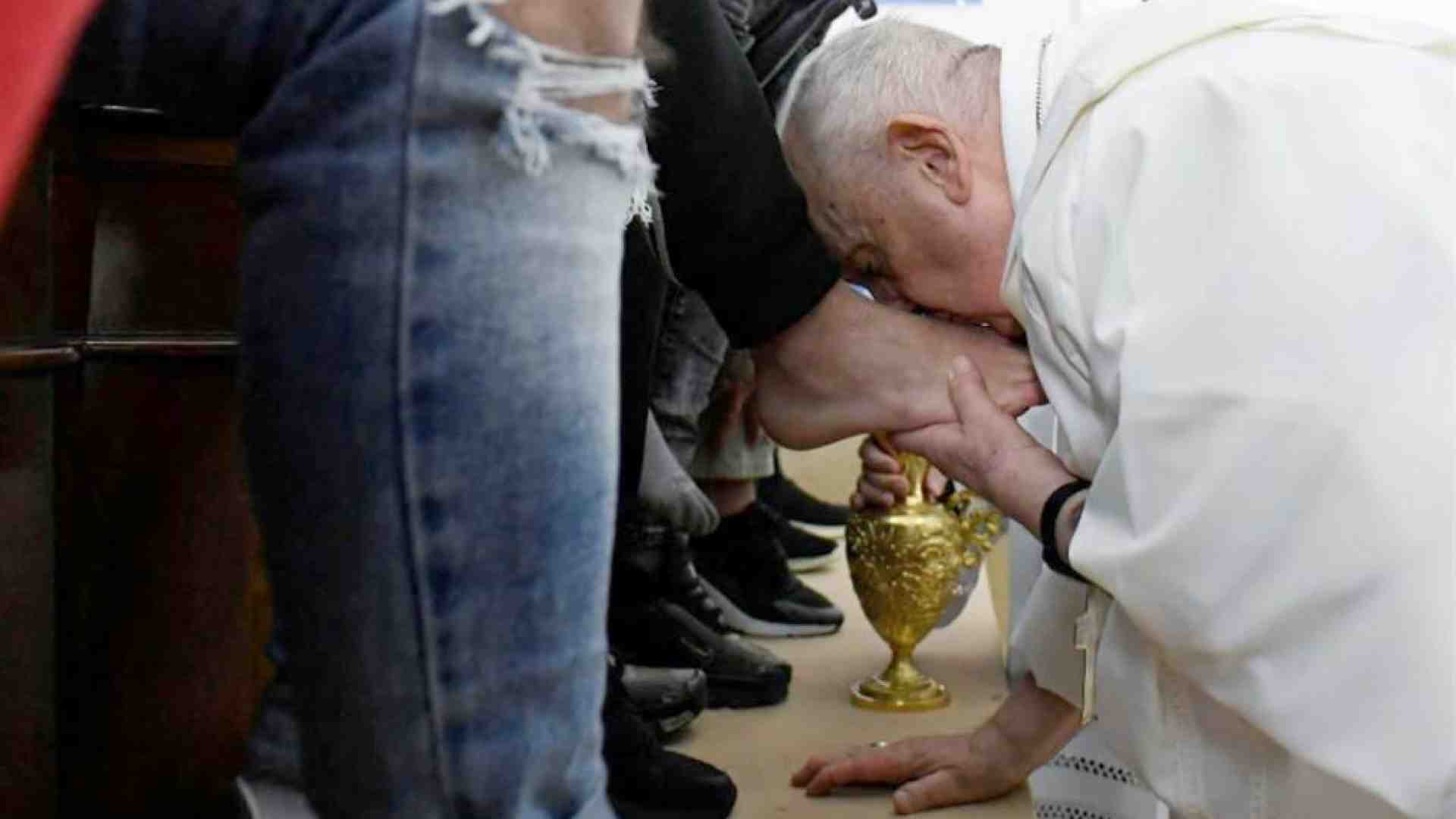 Immagine di McCann: «Le storie lavano i piedi del mondo», la lezione di Francesco
