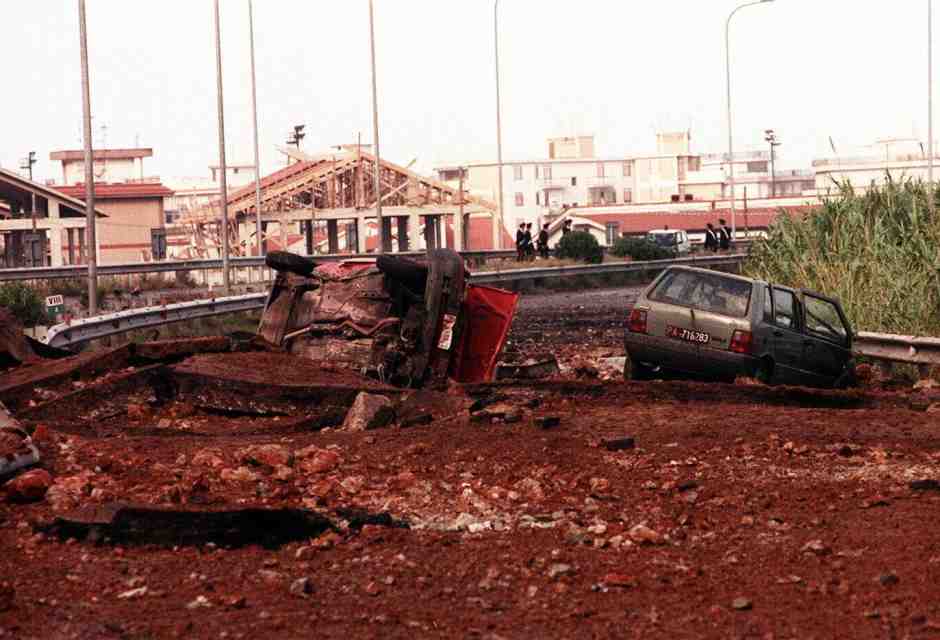 Il luogo dell'esplosione sull'autostrada A29, nei pressi dello svincolo di Capaci (Ansa) <br />
