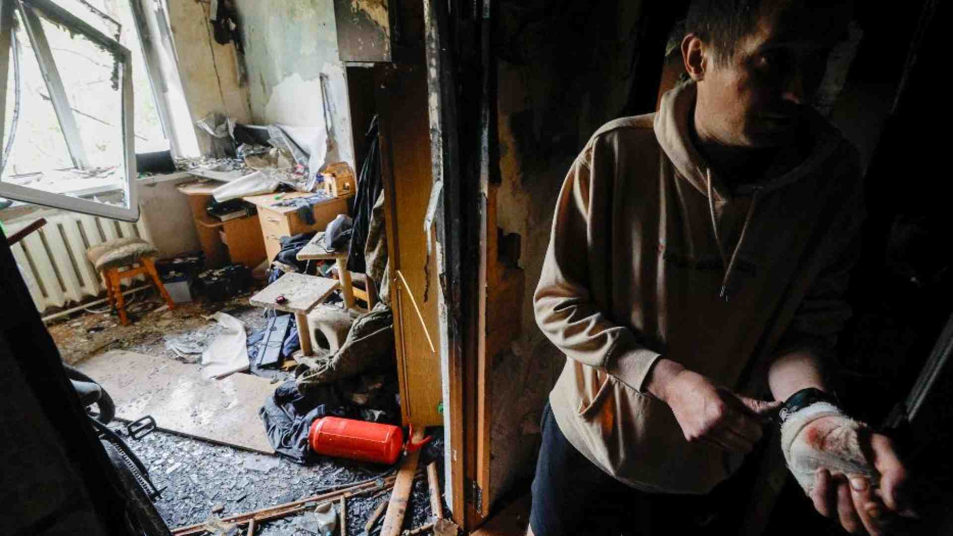 Immagine di Droni e missili su Kiev, 15 feriti. Zelensky: «Più sanzioni alla Russia»