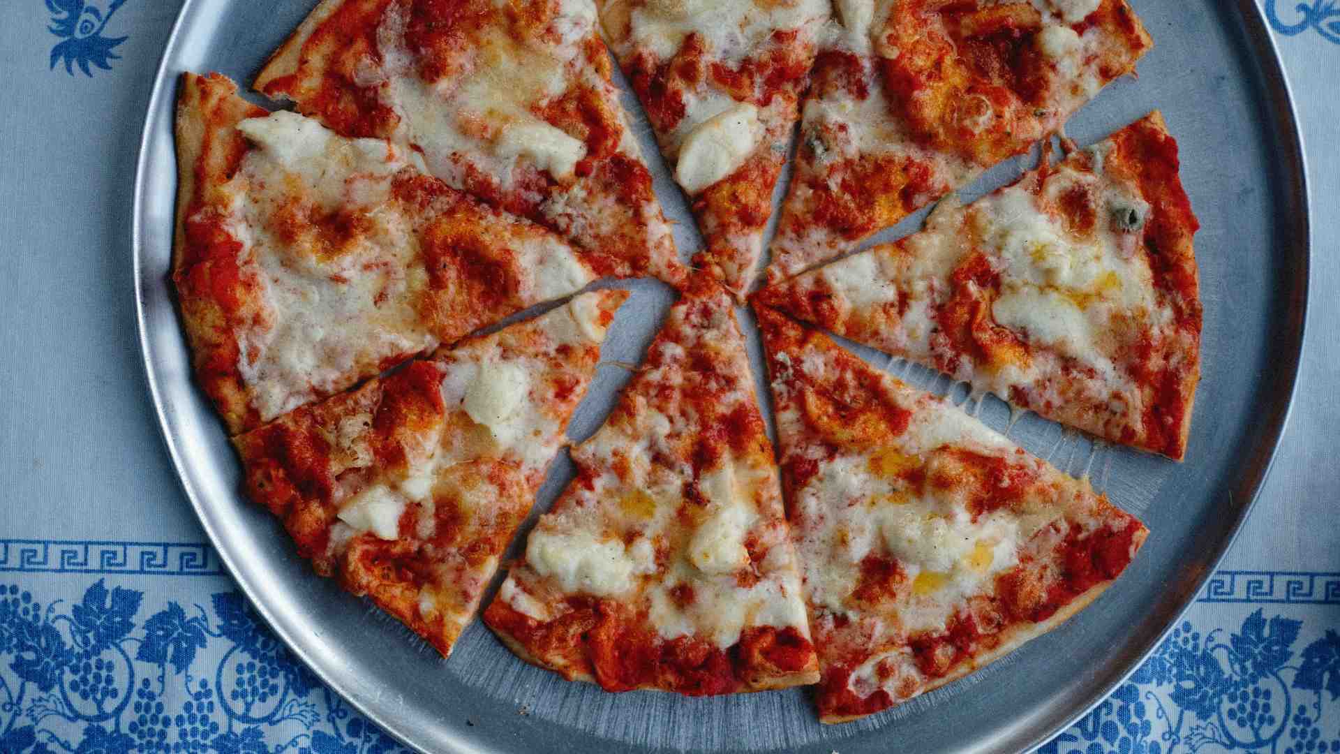 Immagine di Pizza rossa e sociologia, il tiktoker che ha reinventato il racconto del cibo