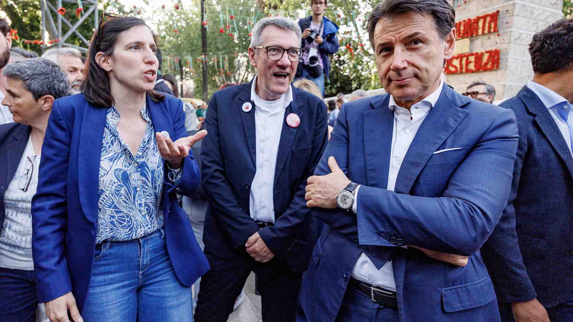 Immagine di Conte fa il fedayyin su Gaza, Schlein ora pensa alle primarie anticipate. In Sicilia duello Franceschini-Guerini