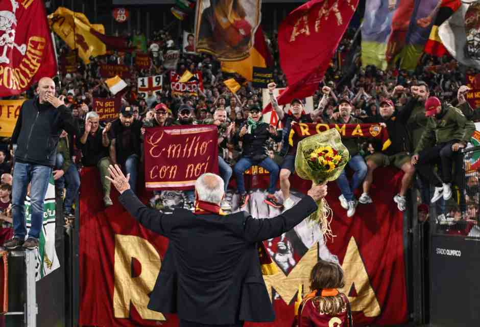 Claudio Ranieri osannato dalla curva durante la sua ultima presenza all&rsquo;Olimpico sulla panchina della Roma che ha trascinato alle porte dell&rsquo;Europa (foto Getty Images)