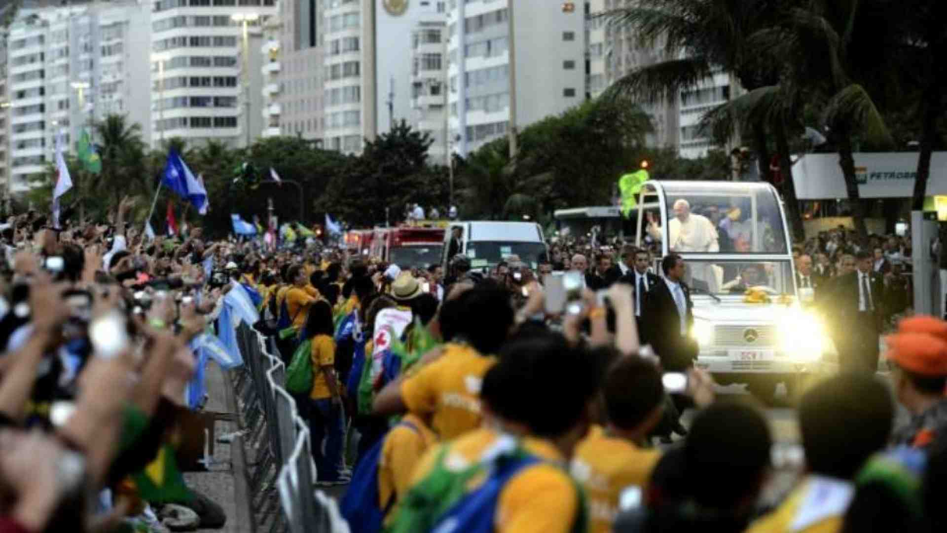 Immagine di Francesco: «I viaggi? Tutti impegnativi. Ma amo stare tra la gente»