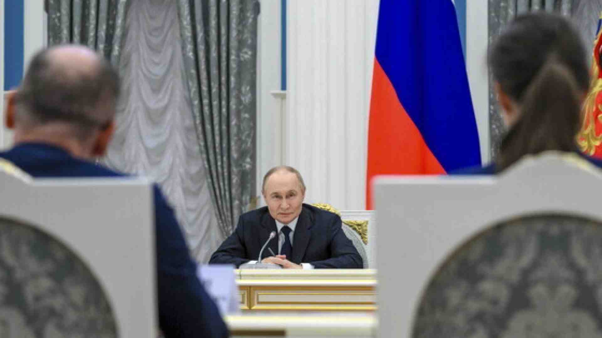 Immagine di La tela di Putin con il memorandum per la pace