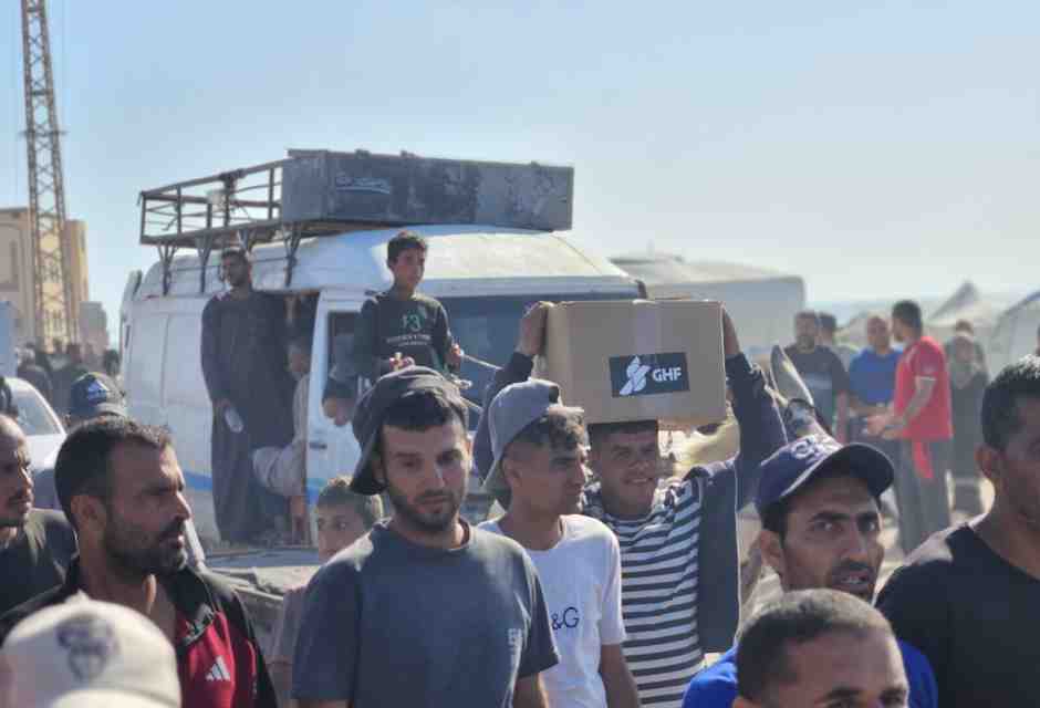 Migliaia di palestinesi si riversano nel punto di distribuzione degli aiuti controllato dalla Gaza Humanitarian Foundation (Hani Alshaer/Getty Images)&nbsp;<br />