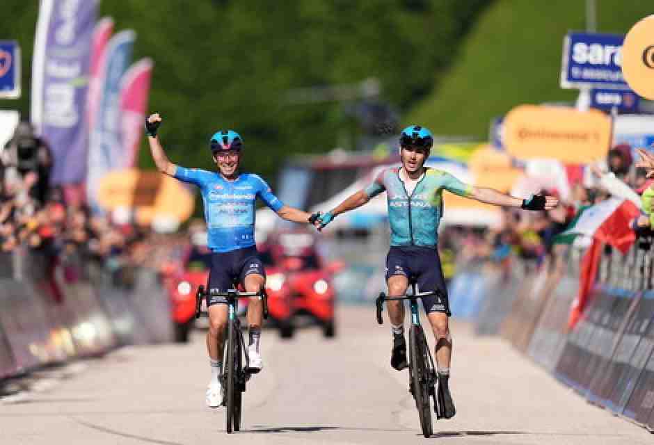 L'arrivo in parata di Christian Scaroni e Lorenzo Fortunato a San Valentino (foto LaPresse)