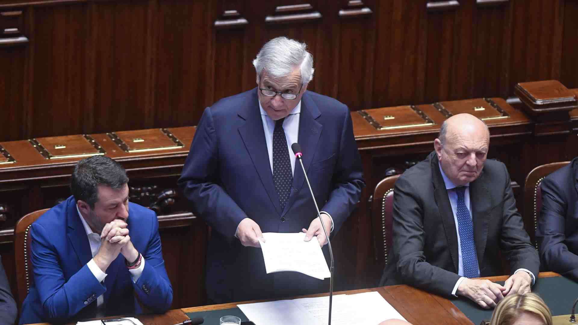Immagine di Tajani: indignano i morti a Gaza. Le opposizioni: perché ride?