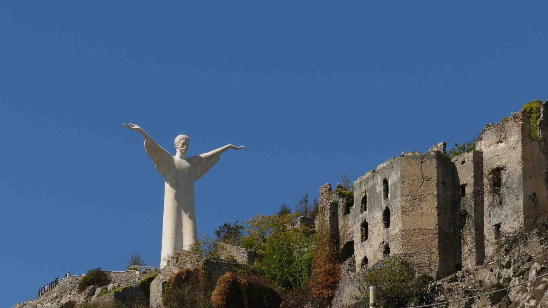 Immagine di Uno scultore e il suo Redentore, pronto a volare nel cielo di Maratea