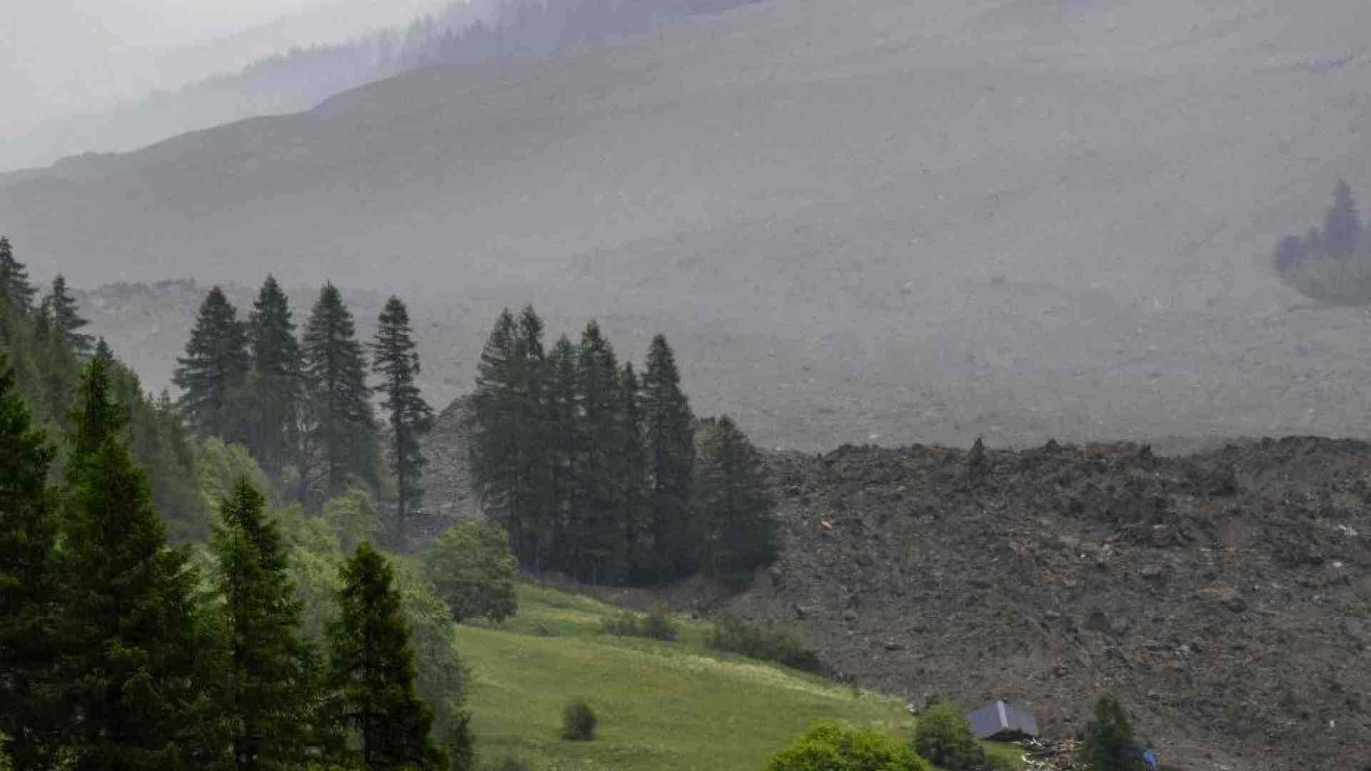 Immagine di Crolla il ghiacciaio di Blatten, enorme frana travolge il villaggio