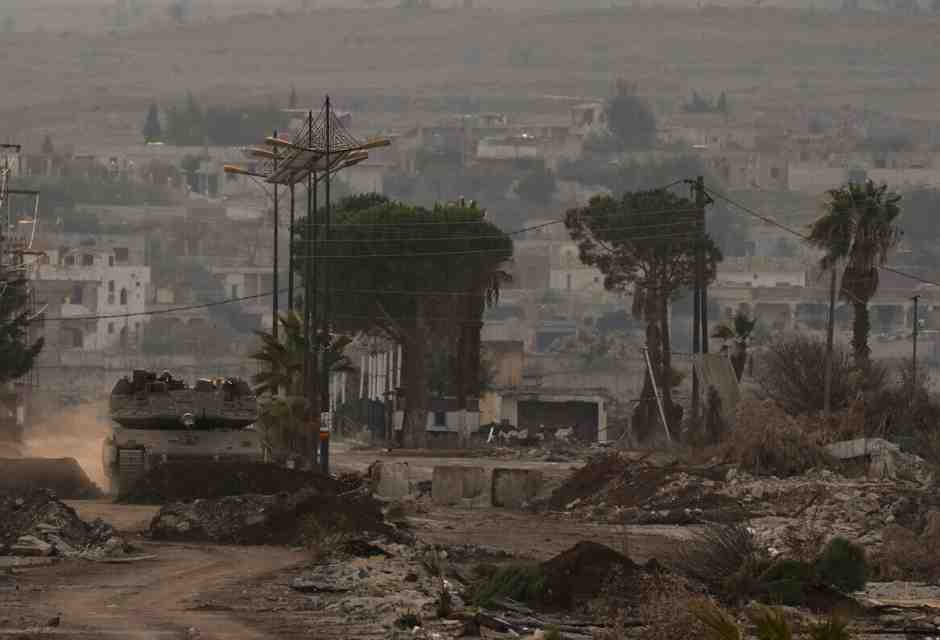 &nbsp;Un tank israeliano per le strade di Quneitra, nel sud della Siria (foto Getty)